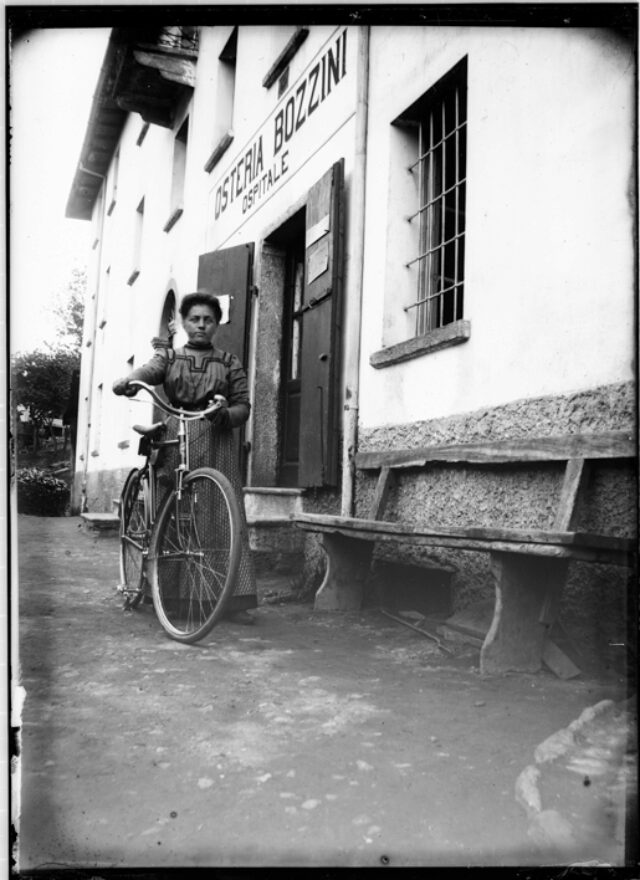 Maria Bozzini con bicicletta davanti a un edificio