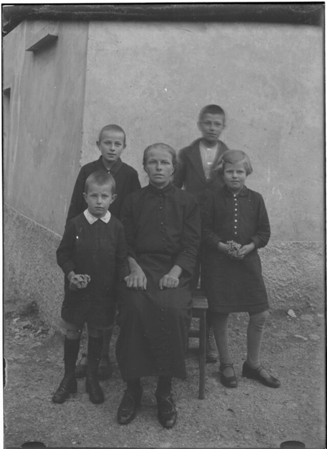 Angiolina Rodoni con i quattro figli davanti a un edificio