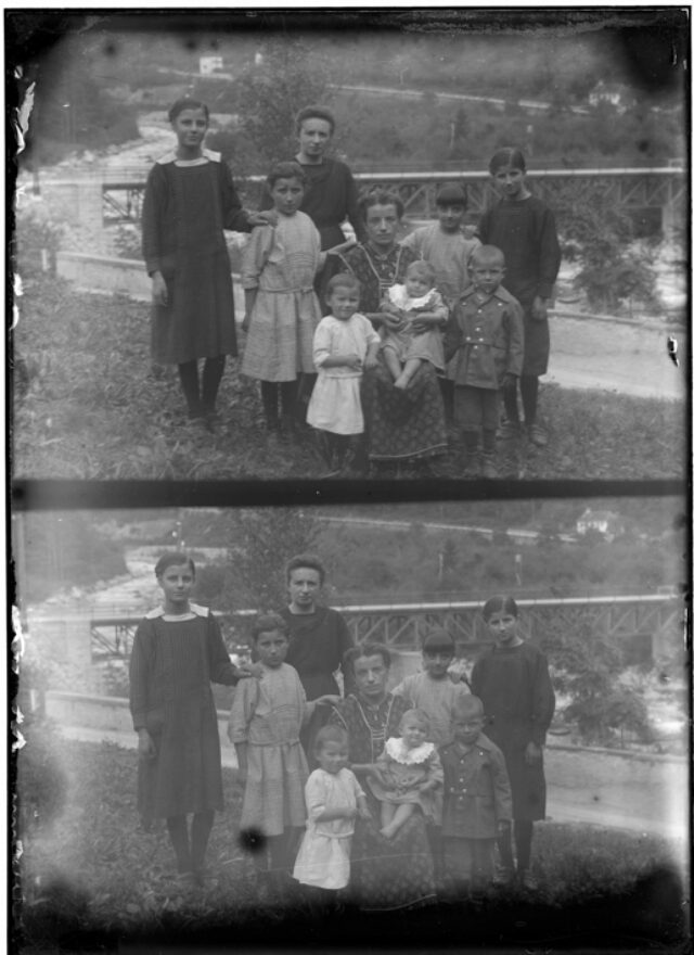 Doppio ritratto di Giovannina Pezzatti con i figli; da sinistra: Silvia, Giuseppina, Annita, Armida, Irene, Riccardo e Alice
