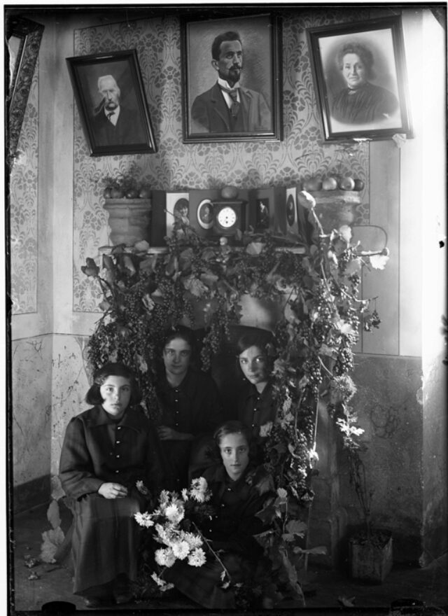 Quattro ragazze in un interno di casa Lironi a Corzoneso Piano, nei quadri appesi, da sinistra: Dionigi Sorgesa (?), Dionigi Sorgesa figlio (scultore) e Maria Sorgesa-Bozzini