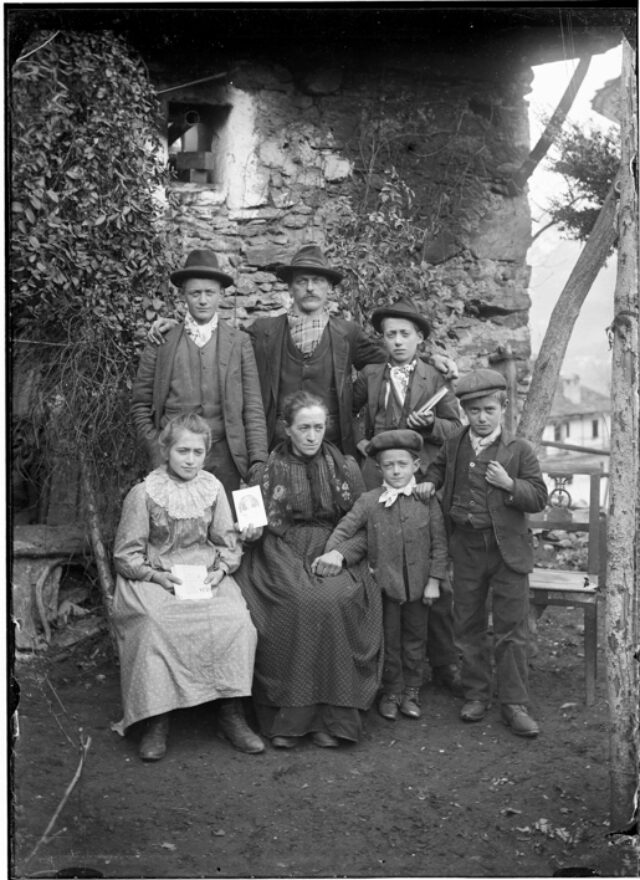 Roberto e Linda Donetta con i figli; dietro da sinistra: Celeste, Roberto e Isidoro; davanti da sinistra: Giuseppina, Linda, Saul e Clemente a Casserio