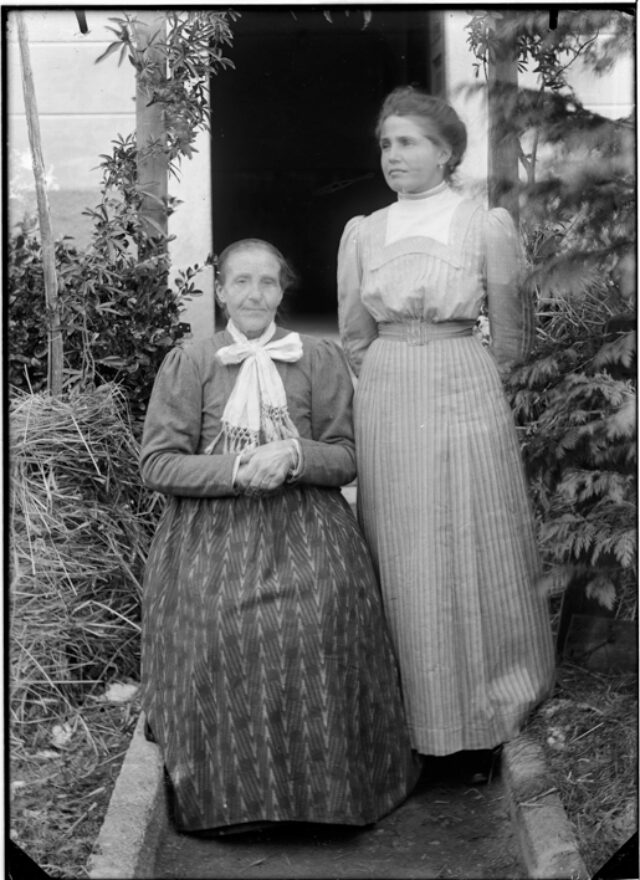 Due donne in un vialetto del giardino