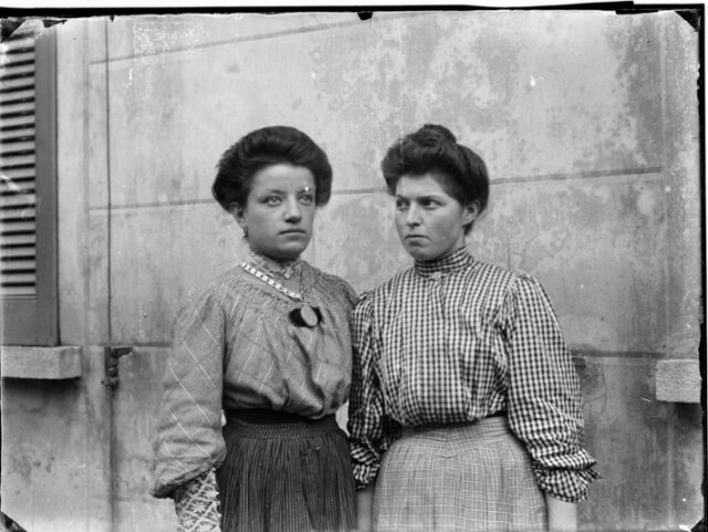Due donne davanti a una casa a Comprovasco; a sinistra Giovannina Pezzatti