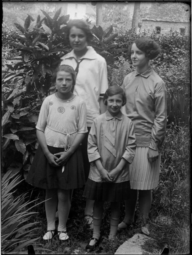 Quattro ragzze in piedi in giardino; a destra Alina ed Erina Belgeri