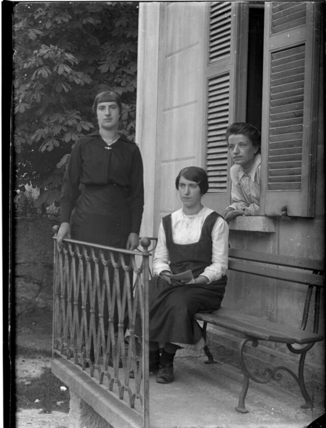 Tre donne davanti a una casa a Comprovasco; affacciata alla finestra Giovannina Pezzatti