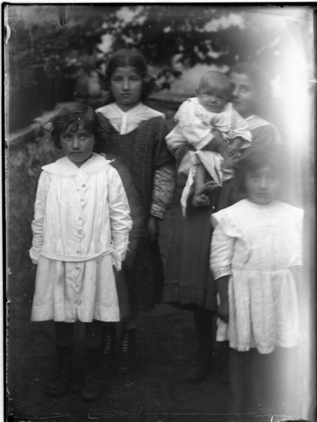 Famiglia Pezzatti a Comprovasco; da sinistra Giuseppina, Alice, Riccardo, Silvia e Irene