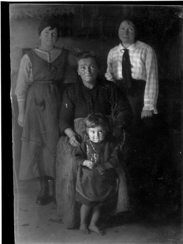 Gruppo di famiglia in un interno; da sinistra Bice Jemini, Elisabetta Frusetta con Guido Jemini, Caterina Jemini