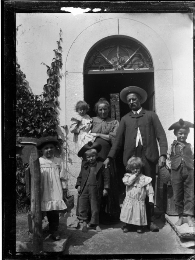 Famiglia Ulisse Martinoli davanti a una casa