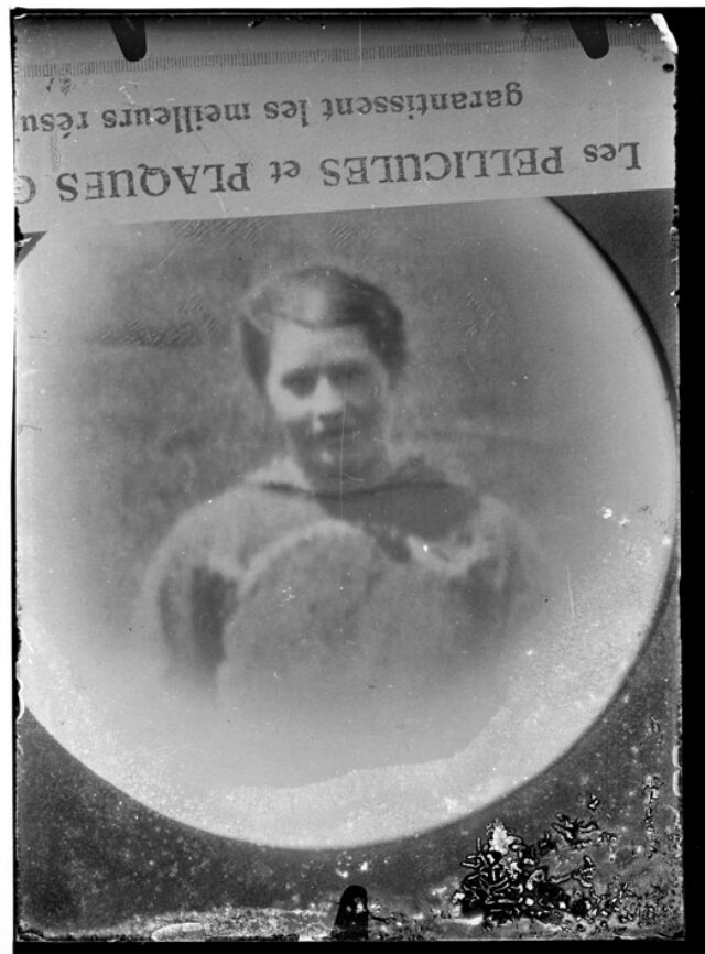 Fotografia del ritratto di donna con passepartout ovale