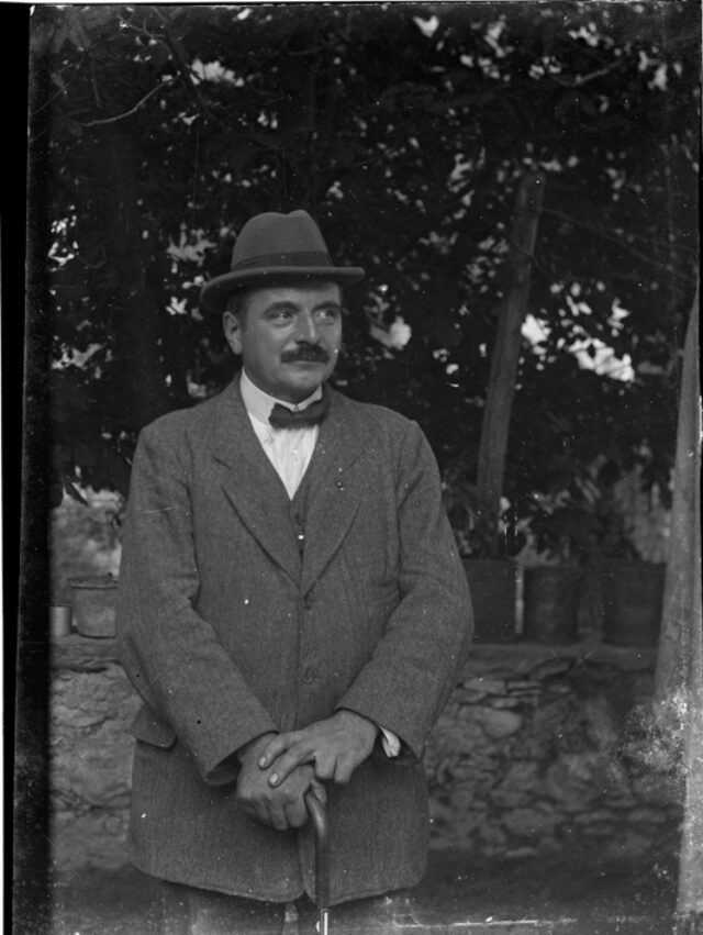 Giovanni Bozzini (?) in piedi in un giardino