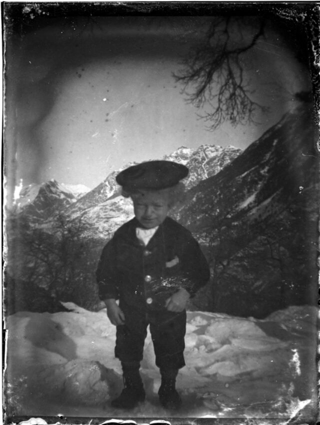 Saul Donetta, figlio del fotografo, in piedi nella neve a Casserio