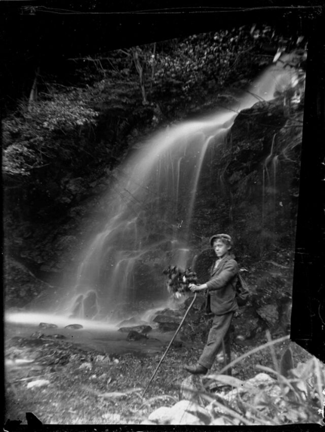 Saul Donetta, figlio di Roberto, a passeggio presso una cascata