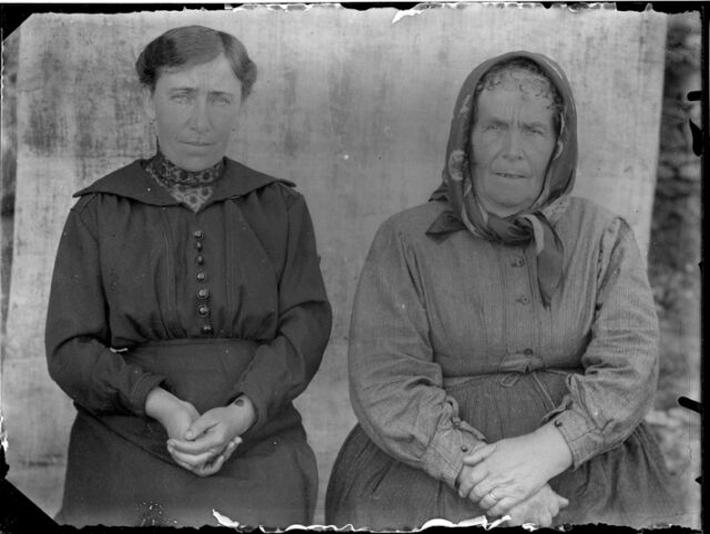 Maria e Teresa Donetta sedute davanti a un fondale