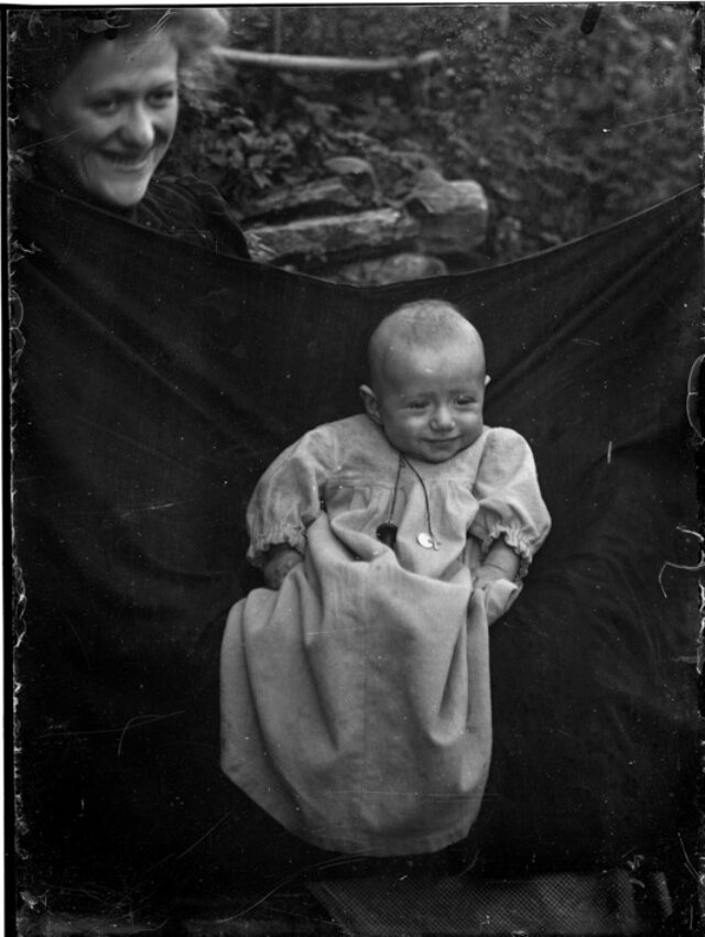 Brigida Donetta con un figlio neonato davanti a un fondale