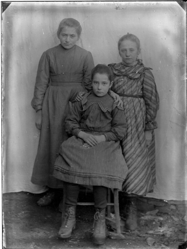 Tre ragazze davanti a un fondale, a sinistra Brigida Donetta, figlia del fotografo