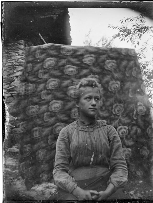 Giuseppina Donetta seduta davanti a un fondale appeso all'aperto