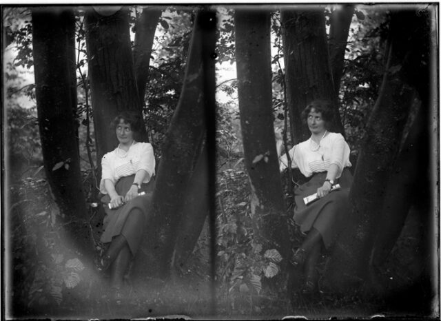 Doppio ritratto di Caterina Bozzini seduta in un albero