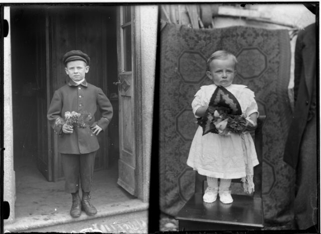 Doppio ritratto con soggetti diversi: Bambino in uniforme sull'uscio di una casa; Bimba in piedi su una sedia davanti a un fondale
