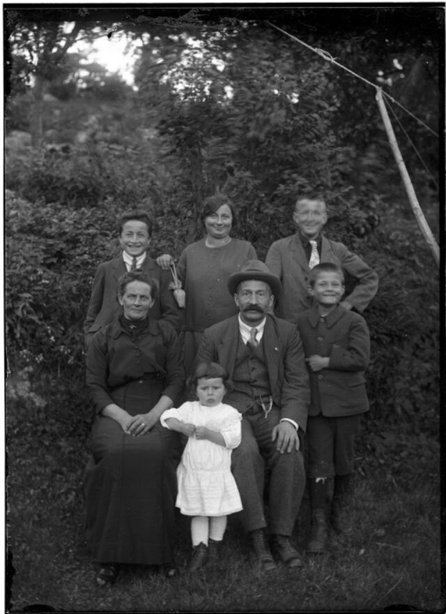 Famiglia Bozzini all'aperto; dietro da sinistra: Plinio, Bianca e Pierino; davanti da sinistra: Modesta, Nice (bambina), Francesco e Angelo