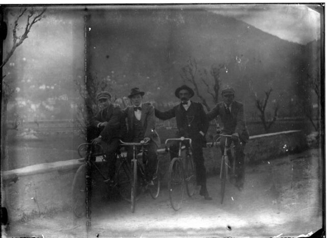 Quattro uomini in bicicletta sulla strada a Malvaglia