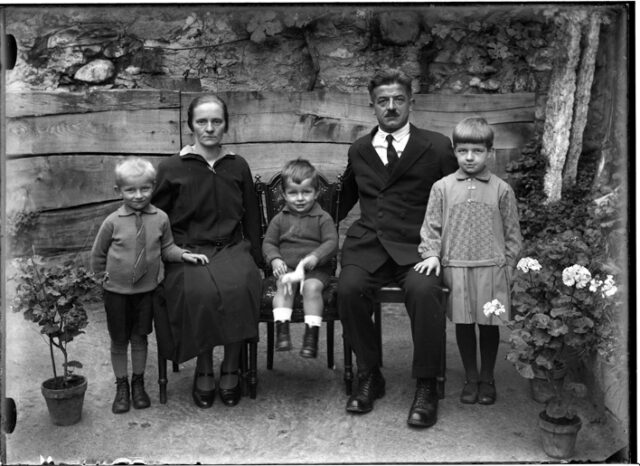 Famiglia Corrazzini in un cortile: da sinistra Basilio, Veronica, Diego, Carlo e Justa