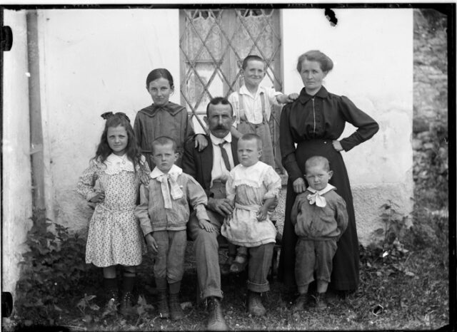 Piero e Maria Gandolfi con i sei figli davanti a una casa: dietro Piera e Plinio; davanti da sinistra: Olga, Giuseppe, Mario e Angelo