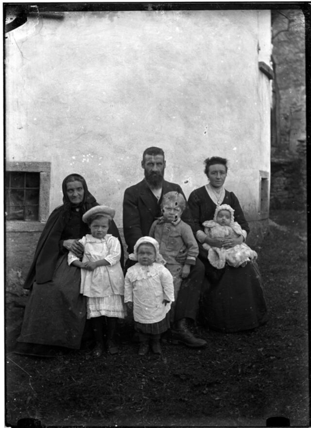 Giosu? De Bartolomei con moglie, figli e una nonna davanti alla Casa Rotonda a Casserio