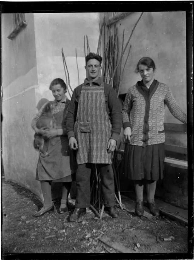 Famiglia Beretta: Margherita, con un cane in braccio, Antonio e Maria davanti ad una casa