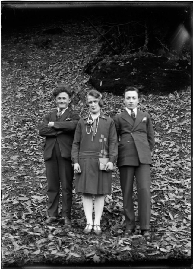 Fratelli Allegranza in un bosco; da sinistra: Attilio, Annetta e Giuseppe