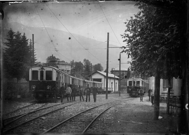 Gruppo di uomini accanto a un treno in sosta alla stazione di Comprovasco; secondo da sinistra: Guido Bozzini