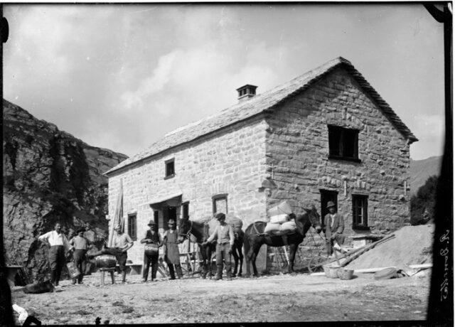 Gruppo di uomini con cavalli davanti alla capanna dell'Adula; quarto da sinistra: il guardiano Innocente Bassi
