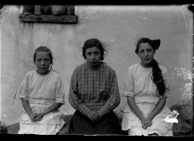 Ritratto di tre ragazze sedute davanti a un edificio, prima da sin.Daria Martinoli, seconda da sin.Emma Monico, ultima da sin.Valeria Martinoli