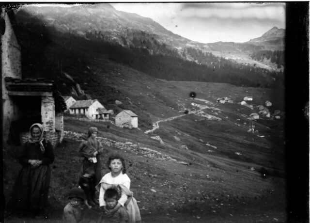 Donne e bambini ai monti di Leontica