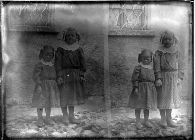 Doppio ritratto di due bambine in piedi davanti al muro di una casa