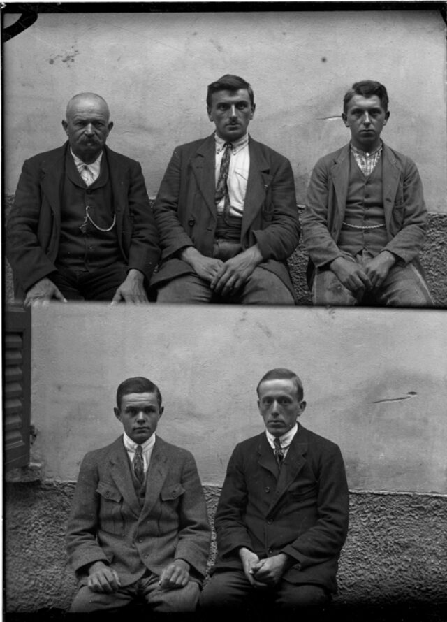 Doppio ritratto: tre uomini davanti a un muro, in mezzo Casimiro Valentini; Ernesto e Roberto Guidicelli seduti davanti a un muro