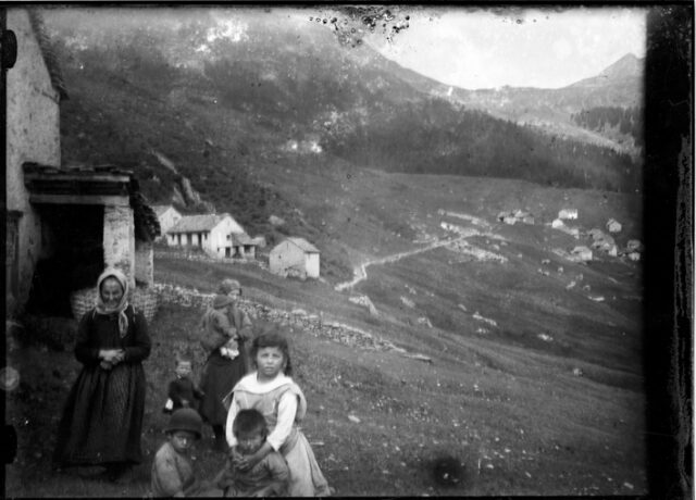 Donne e bambini ai monti di Leontica