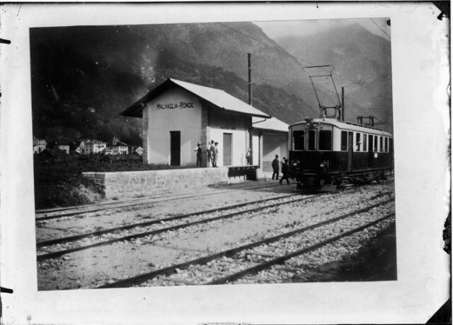 Fotografia di una fotografia (DON5153) di un treno alla stazione di Malvaglia-Rongie