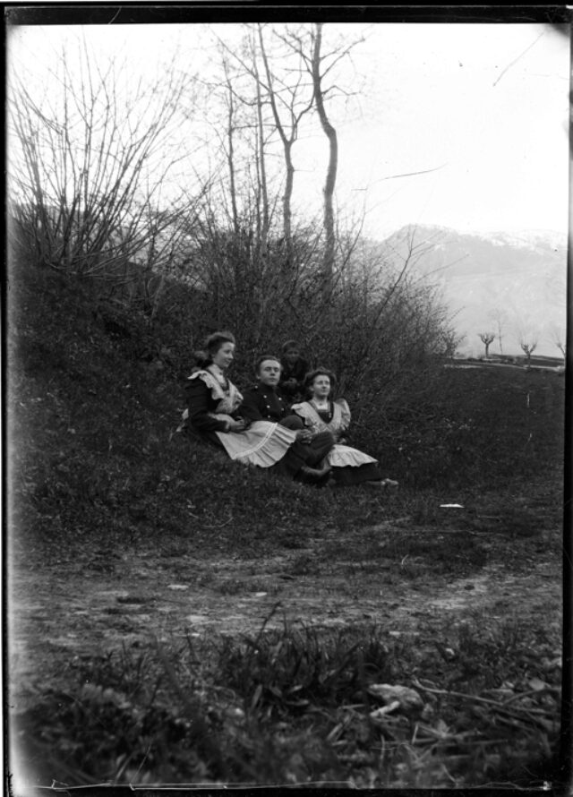 Caterina, Giovanni e Anna Bozzini seduti su un prato