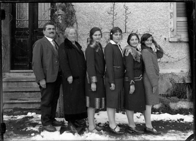 Famiglia Lironi in fila indiana davanti a una casa; da sinistra: Angelo, Albina, Maria, Carmen, Rosita e Ada