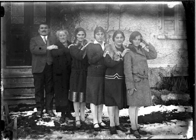 Famiglia Lironi in fila indiana davanti a una casa; da sinistra: Angelo, Albina, Maria, Carmen, Rosita e Ada