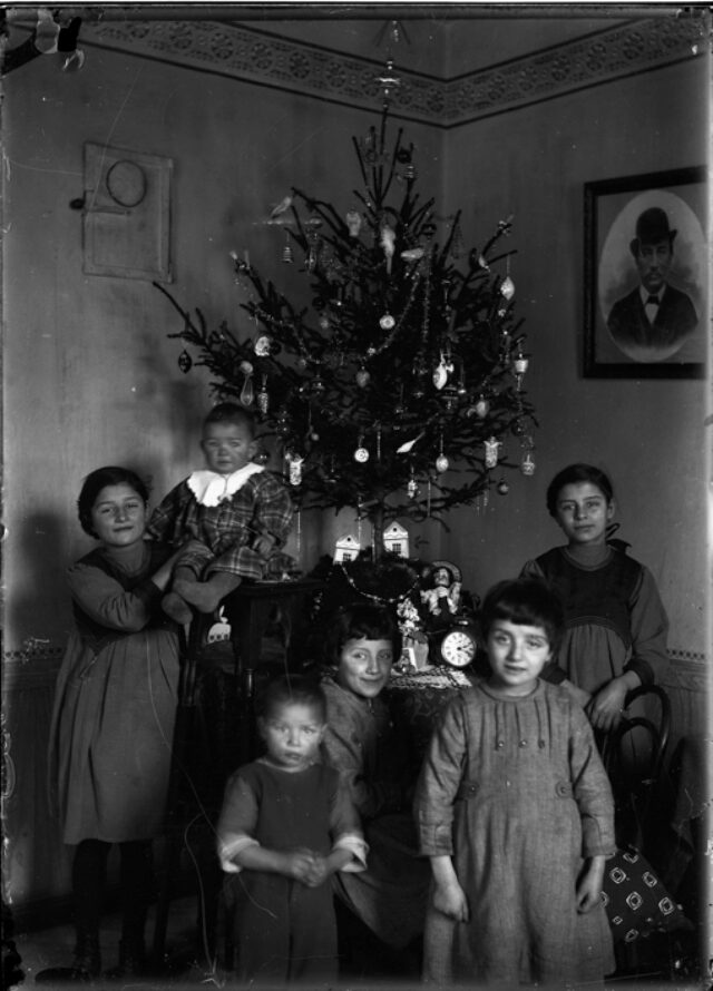 Bambini della famiglia Pezzatti con albero di Natale e presepe; da sinistra: Alice con la piccola Armida, Riccardo, Giuseppina, Irene e Silvia