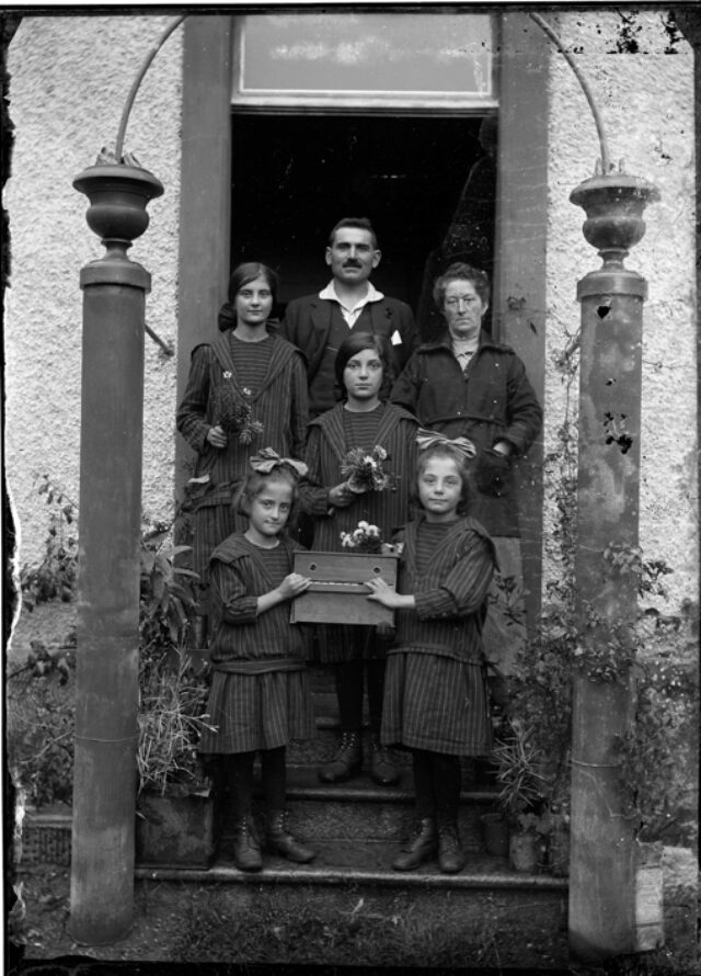 Famiglia Lironi davanti alla porta di casa; Angelo e Albina con le figlie: Maria, Carmen, Rosita e Ada