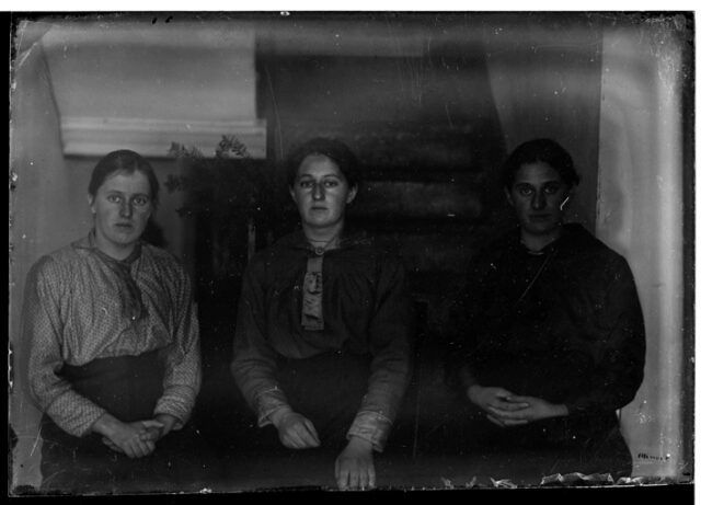 Adele, Rosina e Faustina Bozzini sedute nell'atrio di una casa