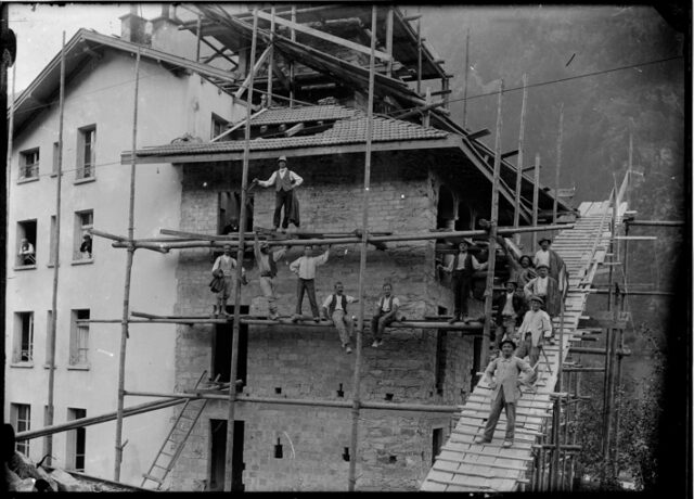 Uomini sul cantiere per l'ampliamento dell'ospedale bleniese