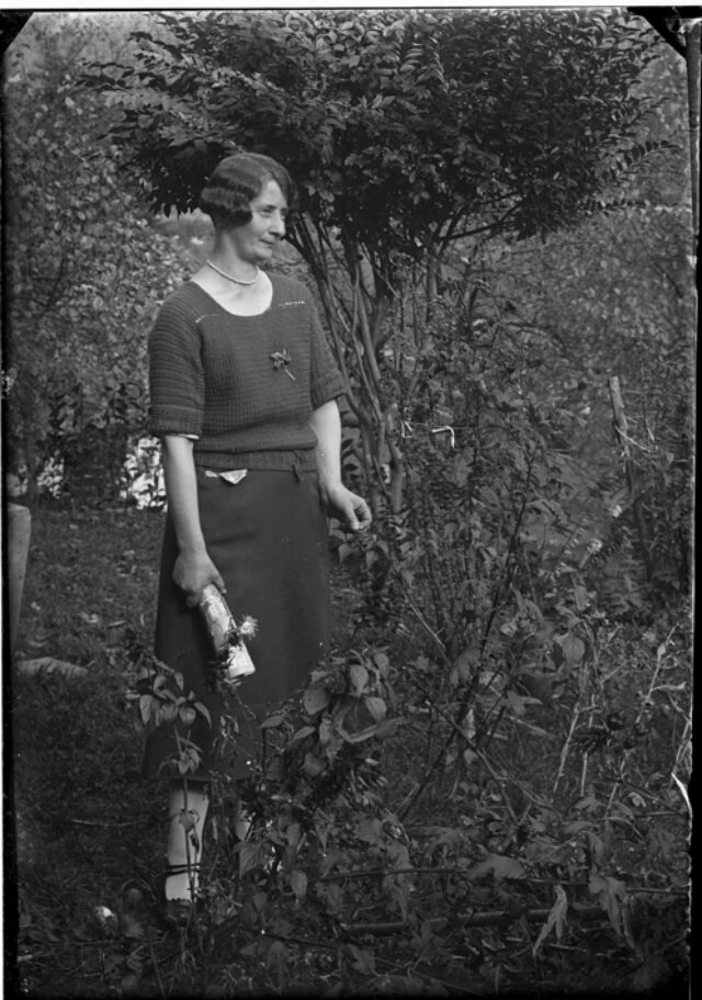 Caterina Bozzini tra le piante in giardino