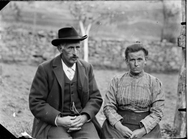 Uomo e donna seduti all'aperto