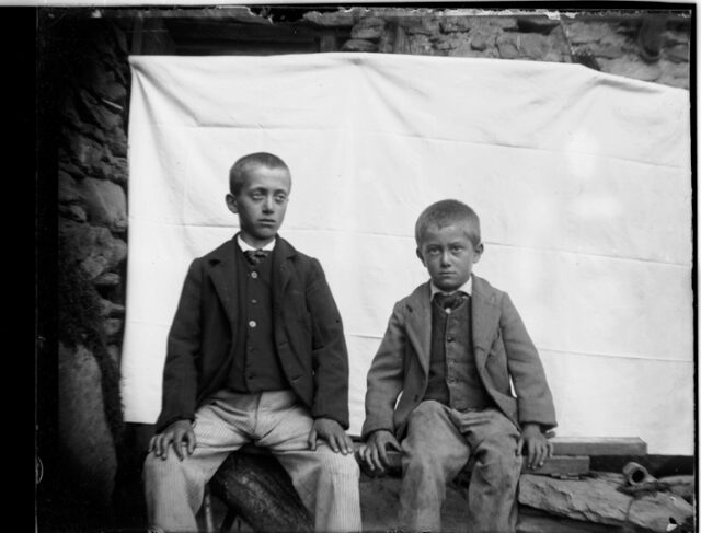 Due bambini davanti a un fondale; a sinistra: Isidoro Donetta; a destra: Clemente Donetta