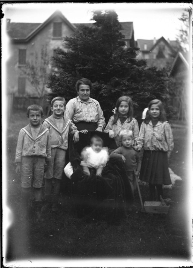 Rosa Veglio (nata Apollinari) con sei bambini all'aperto