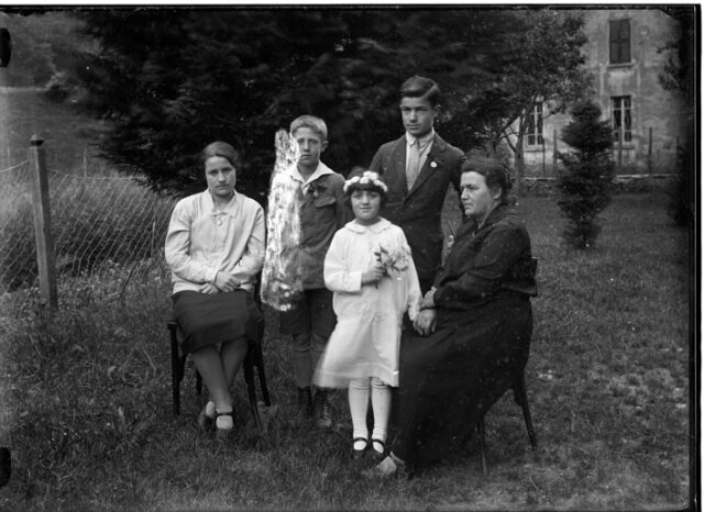 Silvio e Rosa Veglio con la famiglia davanti a una casa