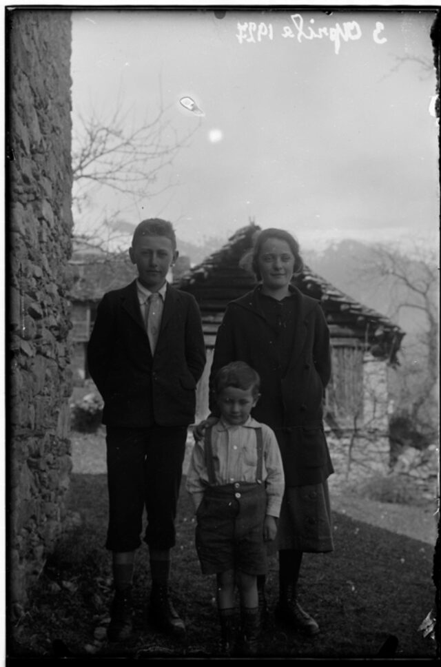 Lino e Sibilla Donetta con il piccolo Luigi Bozzini all'aperto